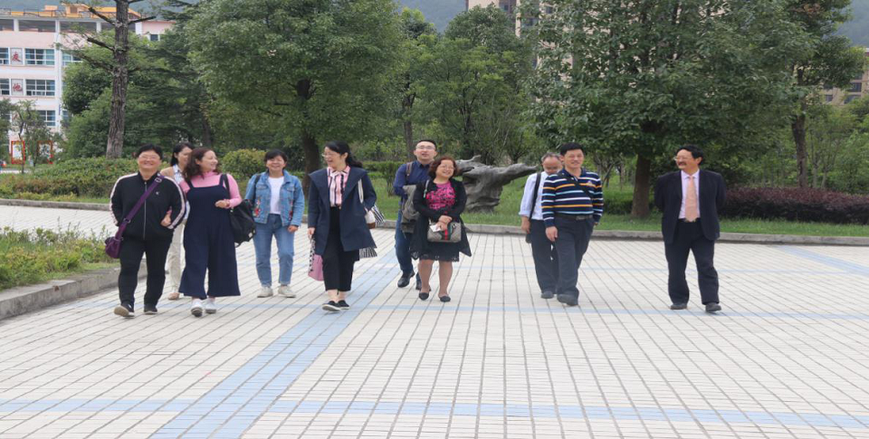 专家传经送宝明方向，高考复习备考有底气 ——贵阳一中专家团队赴六盘水市第一中学开展高考复习备考培训研讨活动